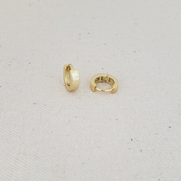 18K Gold Huggie Hoop Earrings - Picture 2 of 3